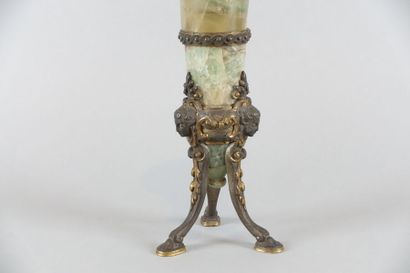 Vase en spath fluor vert simulant une amphore...
