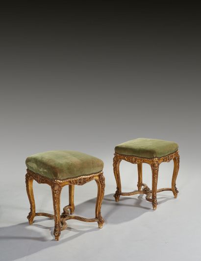 Paire de tabourets en bois sculpté et doré,...