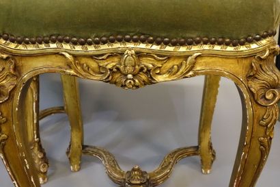 Paire de tabourets en bois sculpté et doré,...