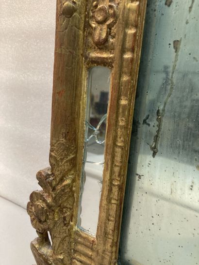 Miroir en bois doré à parecloses, le fronton...