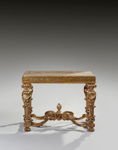 Console en bois sculpté et doré, la ceinture...