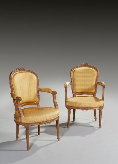 Paire de fauteuils en bois naturel mouluré...