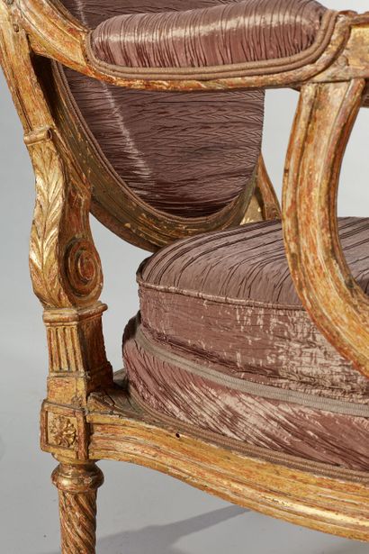 Paire d'importants fauteuils en hêtre mouluré,...