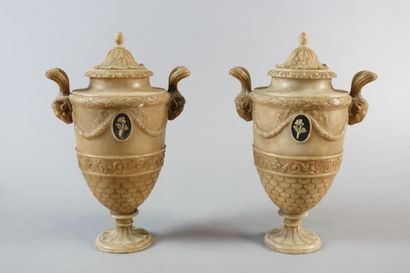 Paire de vases couverts en albâtre sculpté,...