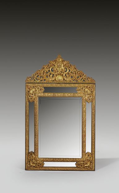 Miroir à parecloses en métal repoussé, le...