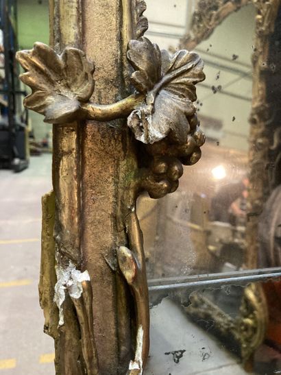 Miroir dans un encadrement en bois sculpté...