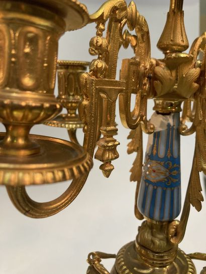 Garniture de cheminée comprenant une pendule...