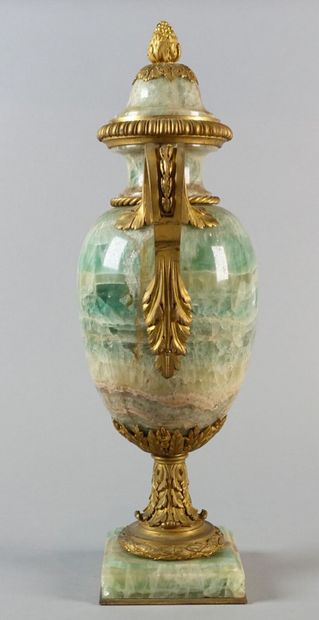 Paire de vases d'ornement en spath fluor...