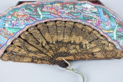 CHINE, XIXe siècle 

Éventail à feuille gouachée,...