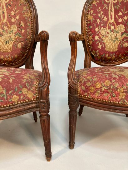 Réunion de deux fauteuils en hêtre teinté...
