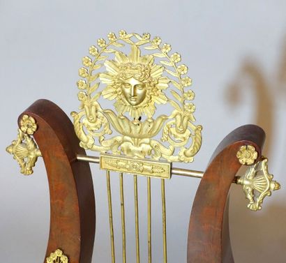 Pendule lyre en placage d'acajou à décor...