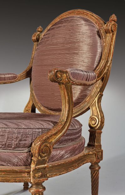 Paire d'importants fauteuils en hêtre mouluré,...