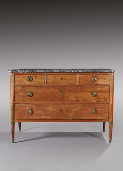 Commode en acajou mouluré ouvrant à cinq...