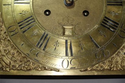 Horloge de parquet en acajou flammé, le cadran...