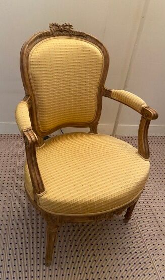 Paire de fauteuils en bois naturel mouluré...