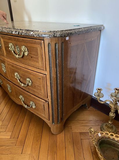 Commode en placage à décor de filets, ouvrant...
