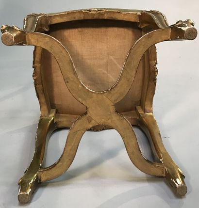Paire de tabourets en bois sculpté et doré,...