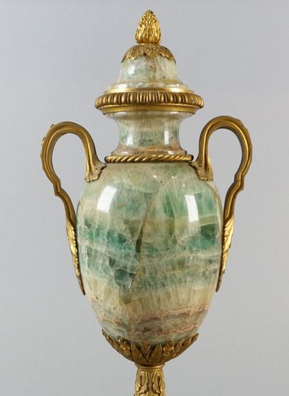 Paire de vases d'ornement en spath fluor...