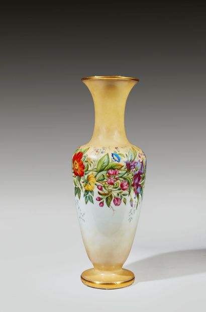 Vase en verre opalin à décor floral polychrome...