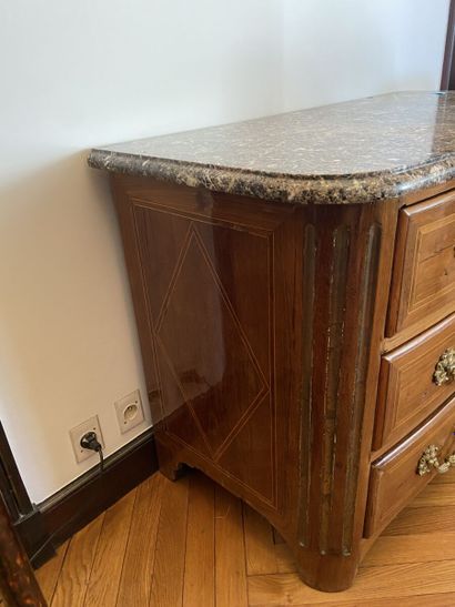 Commode en placage à décor de filets, ouvrant...