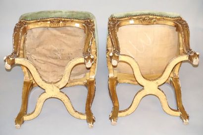 Paire de tabourets en bois sculpté et doré,...