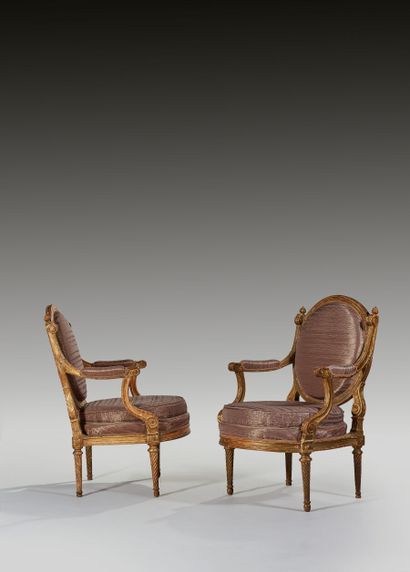 Paire d'importants fauteuils en hêtre mouluré,...