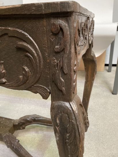 Table de milieu en chêne sculpté à décor...