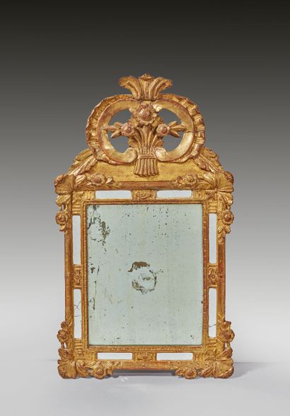 Miroir en bois doré à parecloses, le fronton...