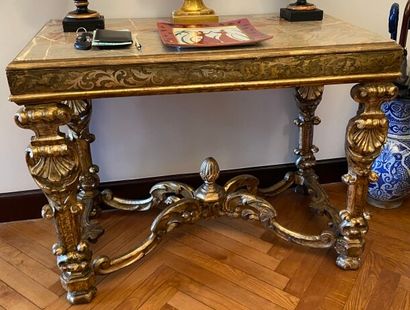 Console en bois sculpté et doré, la ceinture...