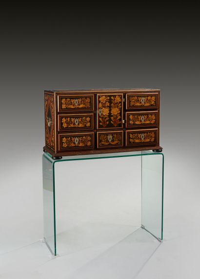 Cabinet en marqueterie ouvrant par sept tiroirs...