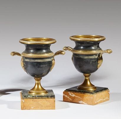 Paire de vases balustre en bronze patiné...