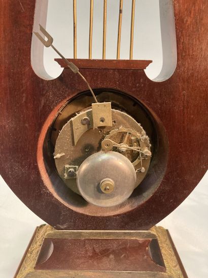 Pendule lyre en placage d'acajou à décor...
