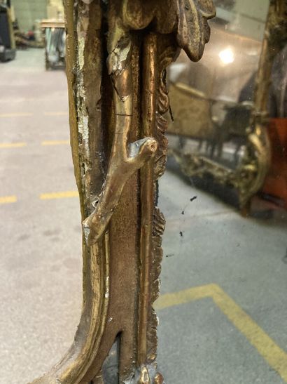 Miroir dans un encadrement en bois sculpté...
