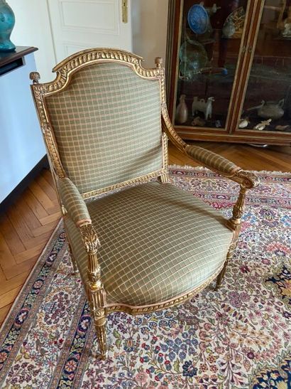 Fauteuil en hêtre mouluré, sculpté et doré,...