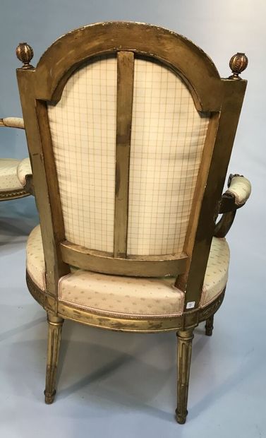 Suite de quatre fauteuils à dossier à décrochement...