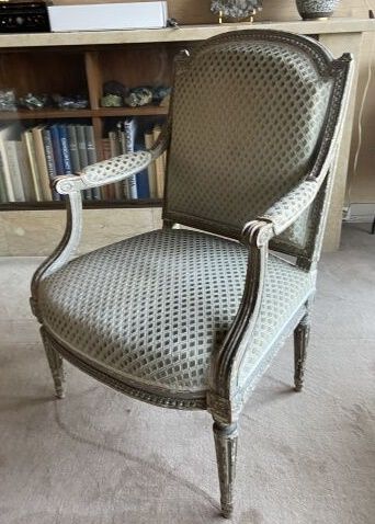 Suite de quatre fauteuils en hêtre mouluré,...