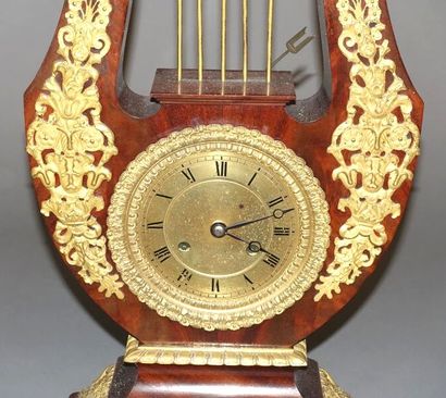Pendule lyre en placage d'acajou à décor...