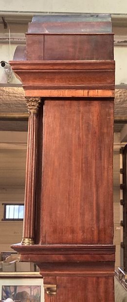 Horloge de parquet en acajou flammé, le cadran...