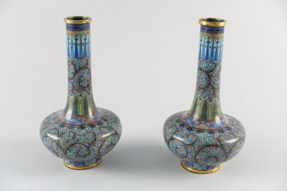CHINE - Vers 1900

Paire de vases bouteille...
