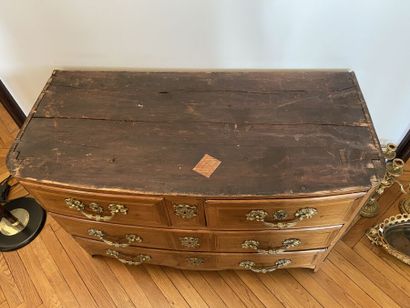 Commode en placage à décor de filets, ouvrant...