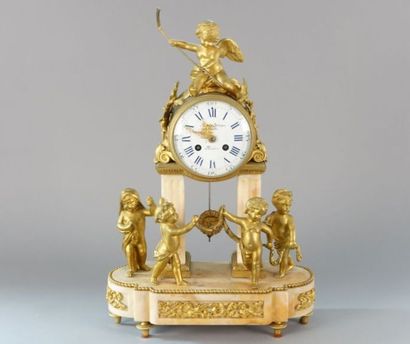 Pendule portique en marbre blanc et bronze...