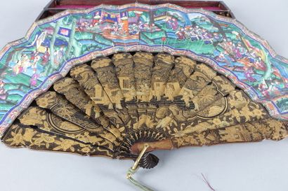 CHINE, XIXe siècle 

Éventail à feuille gouachée,...
