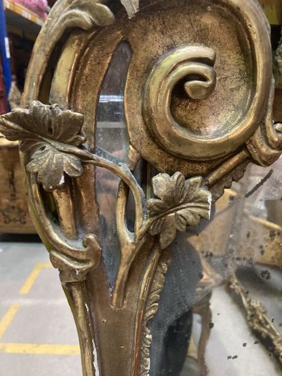 Miroir dans un encadrement en bois sculpté...