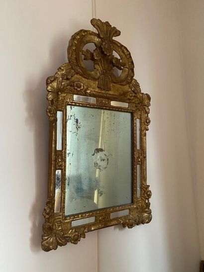 Miroir en bois doré à parecloses, le fronton...