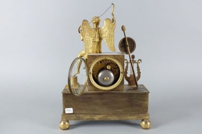 Pendule en bronze doré représentant un amour...