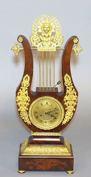 Pendule lyre en placage d'acajou à décor...