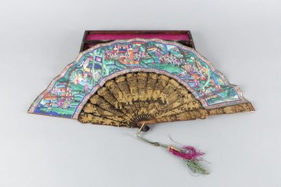 CHINE, XIXe siècle 

Éventail à feuille gouachée,...