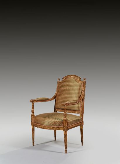 Fauteuil en hêtre mouluré, sculpté et doré,...