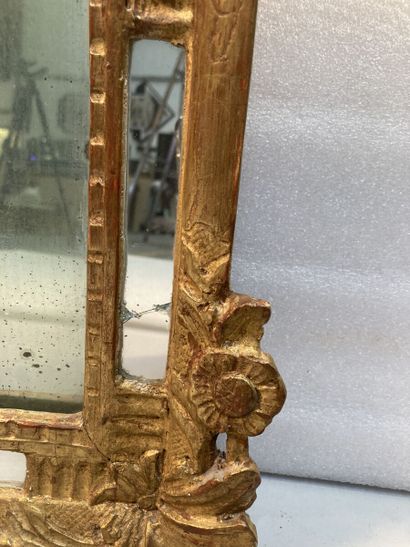 Miroir en bois doré à parecloses, le fronton...