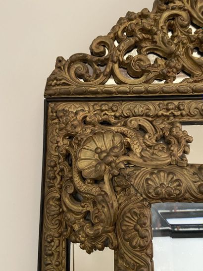 Miroir à parecloses en métal repoussé, le...